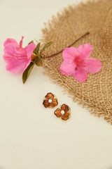 18k vergoldete Wildblumen-Ohrringe in Gold