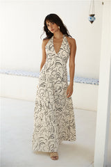 Maxikleid mit Neckholder in Beige von Under Shade