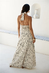 Maxikleid mit Neckholder in Beige von Under Shade