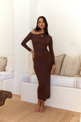 Winter-Göttin schulterfreies, langärmliges Maxikleid Braun