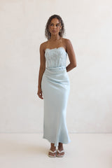Away With You Satiniertes trägerloses Maxikleid Blau