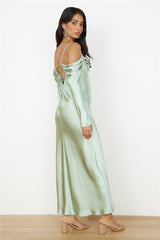 Classic Moments Satin-Maxikleid Salbeigrün