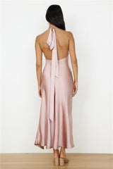 In My Feelings Maxikleid aus Satin Blush