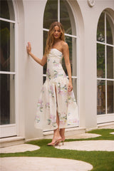 Zauberhafte Eleganz Trägerloses Maxikleid in Butter