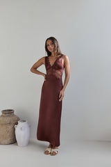 Romantisches Satin-Maxikleid in Braun