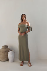 Sommer-Maxikleid mit Carmen-Ausschnitt in Grün