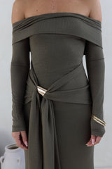 Das Off-Shoulder Maxikleid „The Getaway Edit“ Oliv