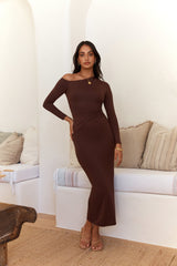Winter-Göttin schulterfreies, langärmliges Maxikleid Braun