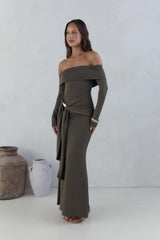 Das Off-Shoulder Maxikleid „The Getaway Edit“ Oliv