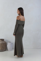Das Off-Shoulder Maxikleid „The Getaway Edit“ Oliv